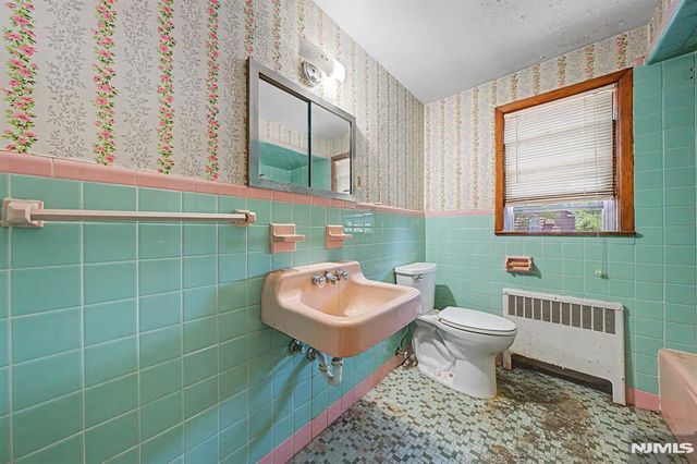 21 Lexington Avenue, Wallington, NJ 07057