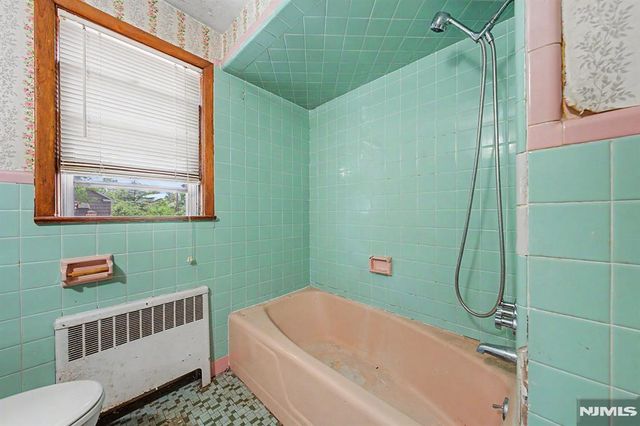 21 Lexington Avenue, Wallington, NJ 07057