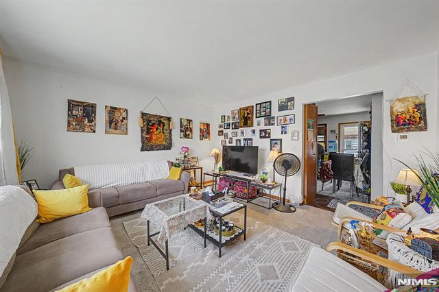 21 Lexington Avenue, Wallington, NJ 07057