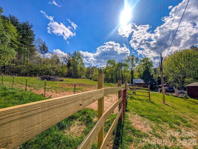 87 Henderson Lane, Burnsville, NC 28714