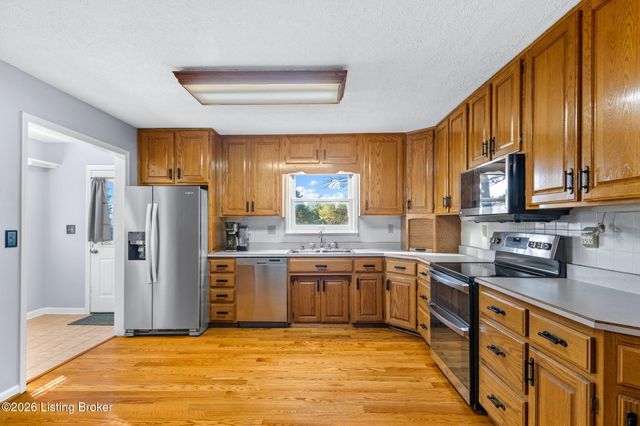 977 Waterford Rd, Mt Washington, KY 40047