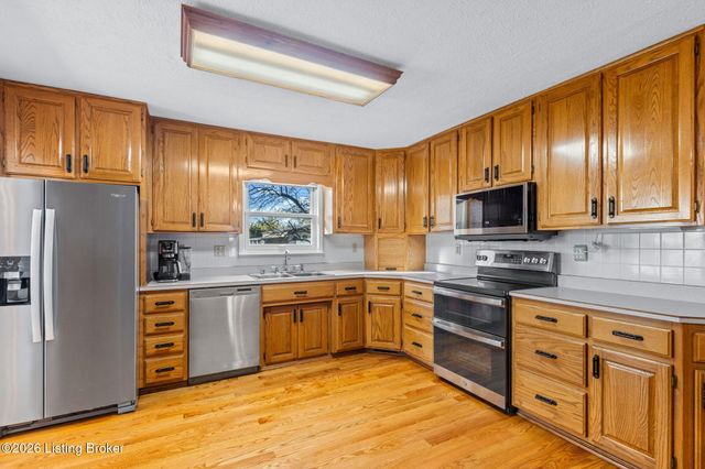 977 Waterford Rd, Mt Washington, KY 40047