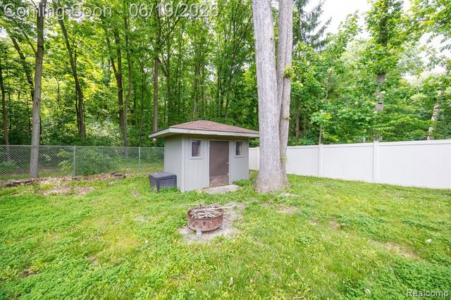 17680 Fox Glen Drive, Riverview, MI 48193