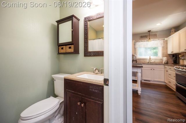 17680 Fox Glen Drive, Riverview, MI 48193
