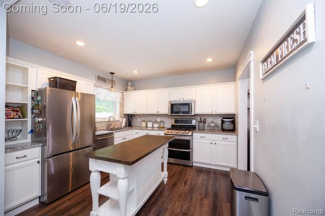 17680 Fox Glen Drive, Riverview, MI 48193
