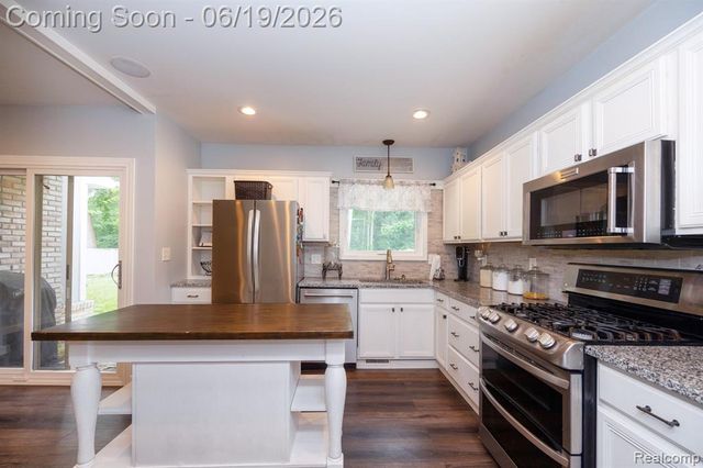 17680 Fox Glen Drive, Riverview, MI 48193