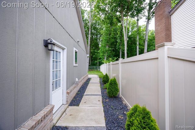 17680 Fox Glen Drive, Riverview, MI 48193