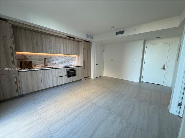 77 SE 5 St 2015, Miami, FL 33131