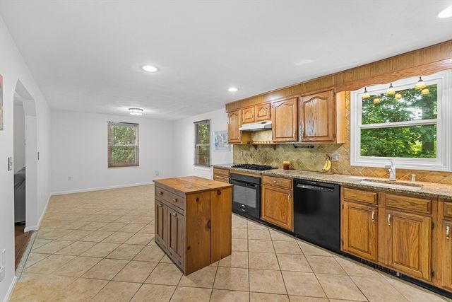 89 Old Andover Rd, North Reading, MA 01864
