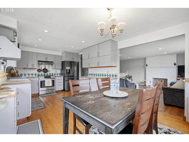 2146 Se SANDY Ct, Troutdale, OR 97060