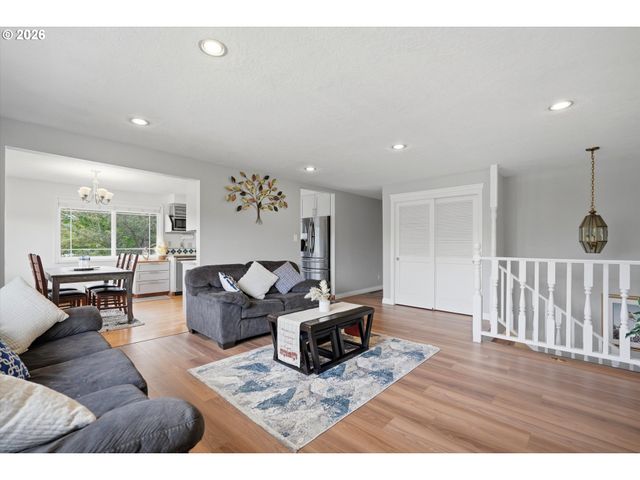 2146 Se SANDY Ct, Troutdale, OR 97060