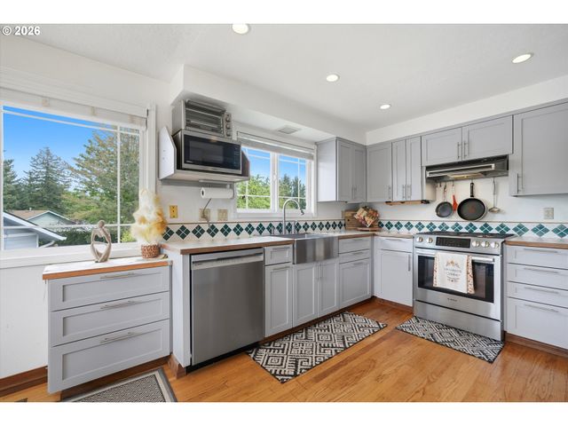 2146 Se SANDY Ct, Troutdale, OR 97060