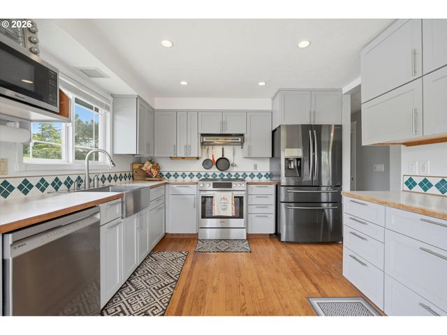 2146 Se SANDY Ct, Troutdale, OR 97060