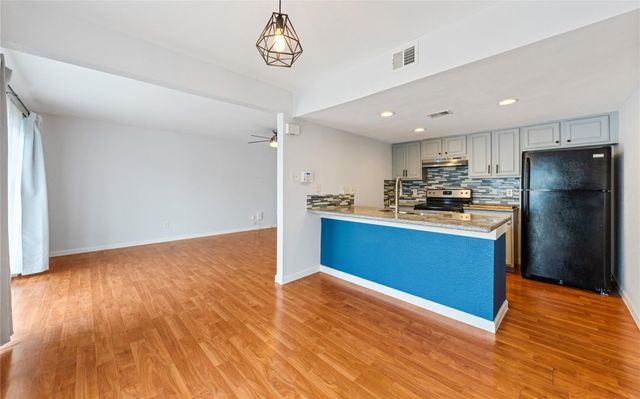2124 Burton DR 159, Austin, TX 78741
