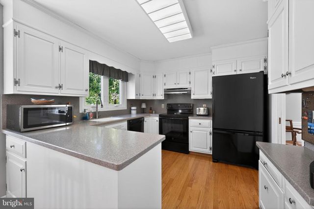 2953 PARKVIEW LN, Allentown, PA 18103