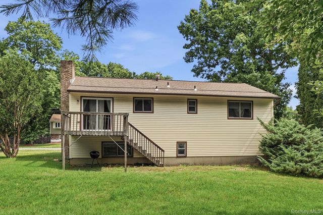 55 Sutton Park Road, Poughkeepsie, NY 12603