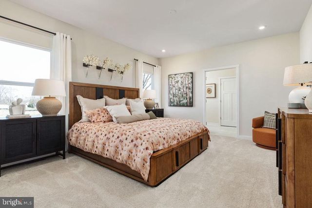 12 REGENT CIR, Hagerstown, MD 21742