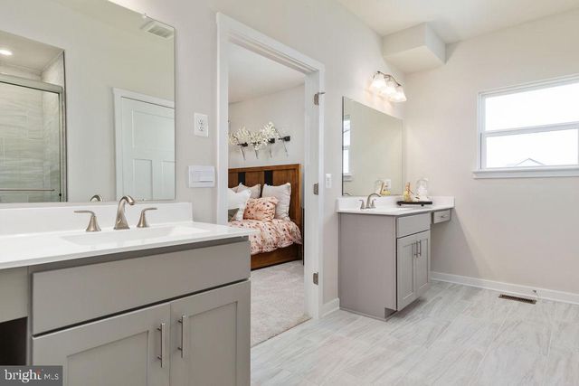 12 REGENT CIR, Hagerstown, MD 21742
