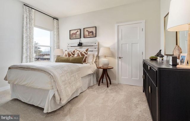 12 REGENT CIR, Hagerstown, MD 21742