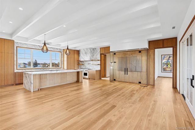 32 Quogo Neck Lane, Quogue, NY 11959