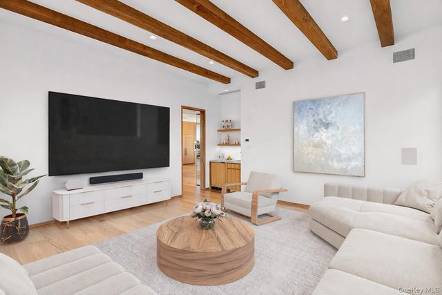 32 Quogo Neck Lane, Quogue, NY 11959