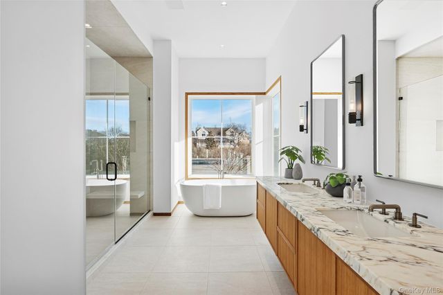 32 Quogo Neck Lane, Quogue, NY 11959