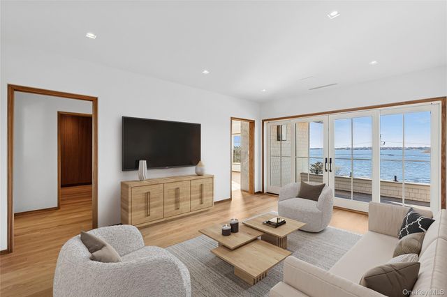 32 Quogo Neck Lane, Quogue, NY 11959