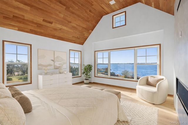 32 Quogo Neck Lane, Quogue, NY 11959