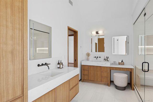 32 Quogo Neck Lane, Quogue, NY 11959