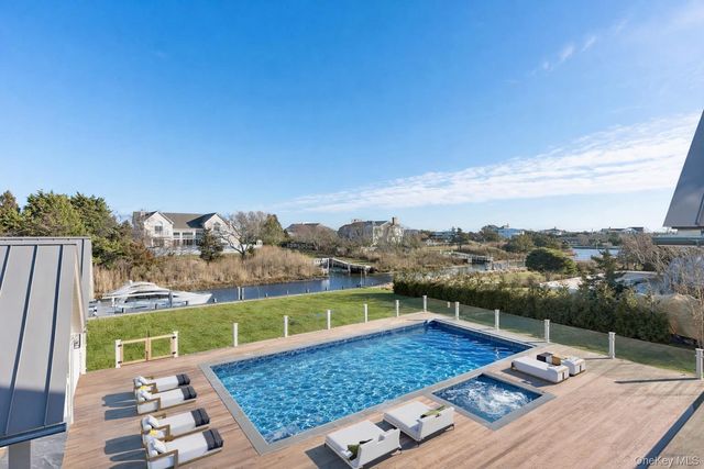 32 Quogo Neck Lane, Quogue, NY 11959