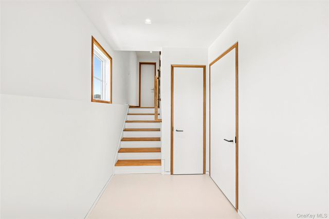 32 Quogo Neck Lane, Quogue, NY 11959