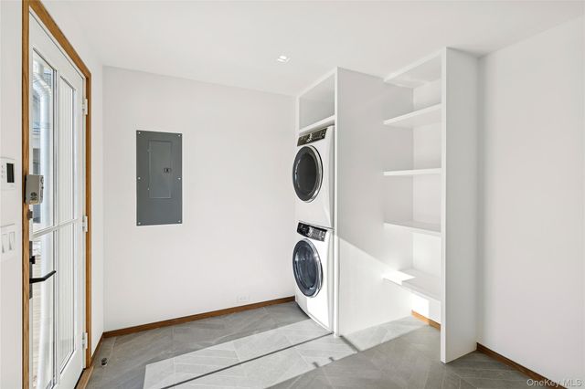 32 Quogo Neck Lane, Quogue, NY 11959