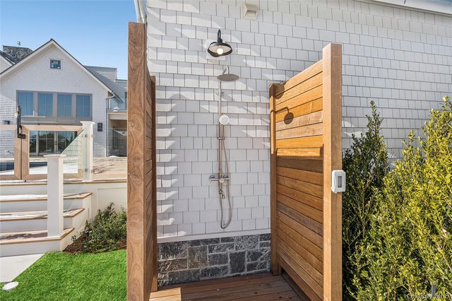 32 Quogo Neck Lane, Quogue, NY 11959