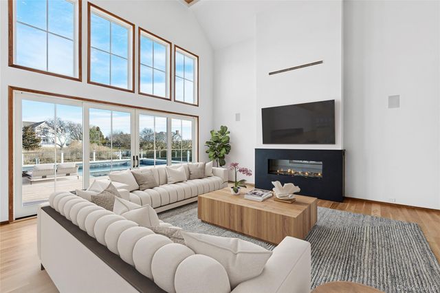 32 Quogo Neck Lane, Quogue, NY 11959