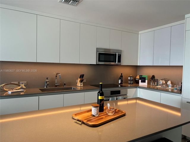 88 SW 7th St 1908, Miami, FL 33130