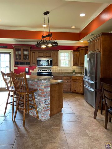 7111 SW Wheatfield LN, Topeka, KS 66619