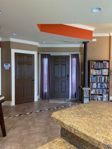 7111 SW Wheatfield LN, Topeka, KS 66619