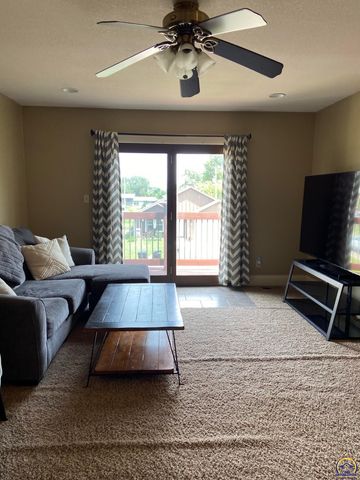 7111 SW Wheatfield LN, Topeka, KS 66619