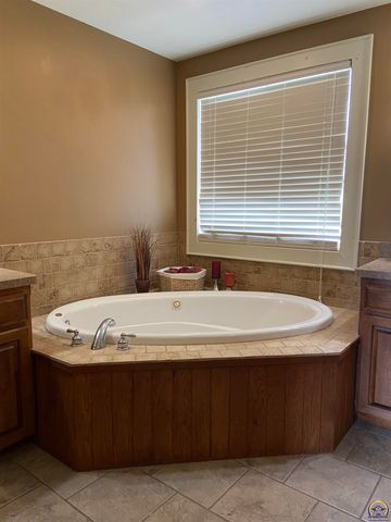 7111 SW Wheatfield LN, Topeka, KS 66619