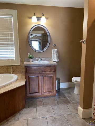 7111 SW Wheatfield LN, Topeka, KS 66619
