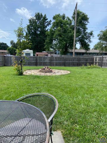 7111 SW Wheatfield LN, Topeka, KS 66619