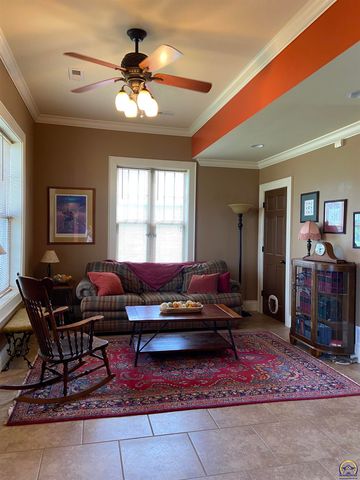 7111 SW Wheatfield LN, Topeka, KS 66619