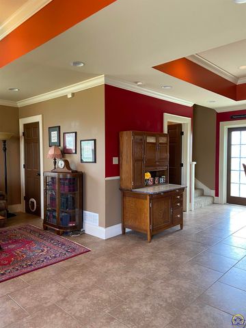 7111 SW Wheatfield LN, Topeka, KS 66619