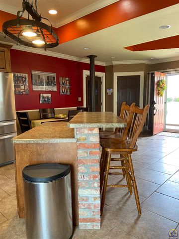 7111 SW Wheatfield LN, Topeka, KS 66619