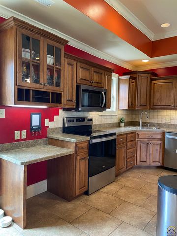 7111 SW Wheatfield LN, Topeka, KS 66619