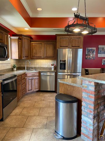 7111 SW Wheatfield LN, Topeka, KS 66619