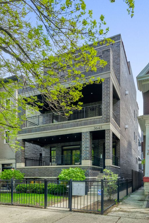 3645 N Damen Avenue 1, Chicago, IL 60618