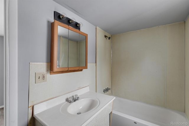 209 W Aldrich Street W, Capac Village, MI 48014