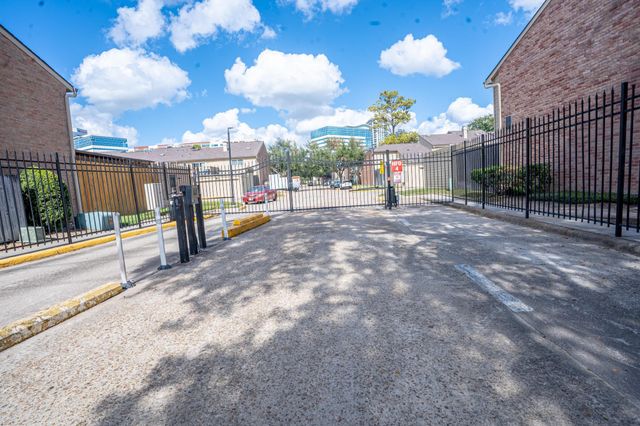 928 Memorial Village Drive 22, Houston, TX 77024