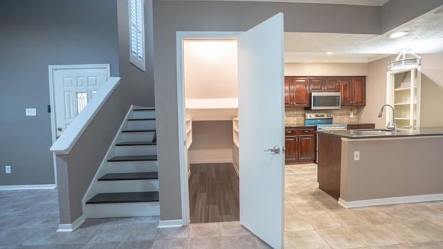 928 Memorial Village Drive 22, Houston, TX 77024